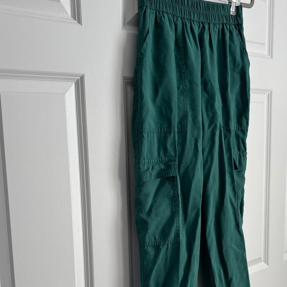 Women’s Green Cargo Jogger Pants - Picture 2 of 5